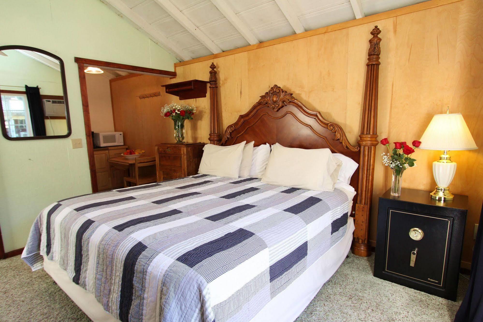 The Woods Hotel - Gay Lgbtq Cabins Guerneville Zewnętrze zdjęcie